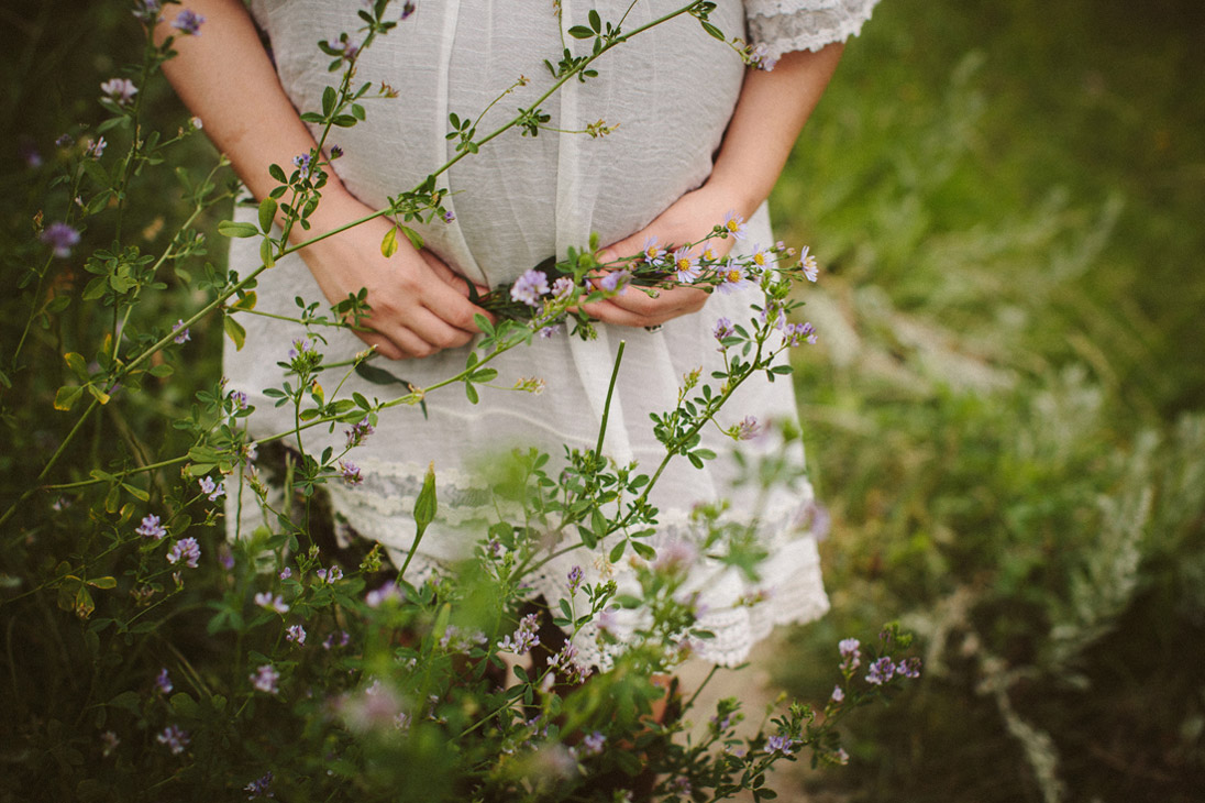 Outdoor Spring Maternity Session in Calgary
